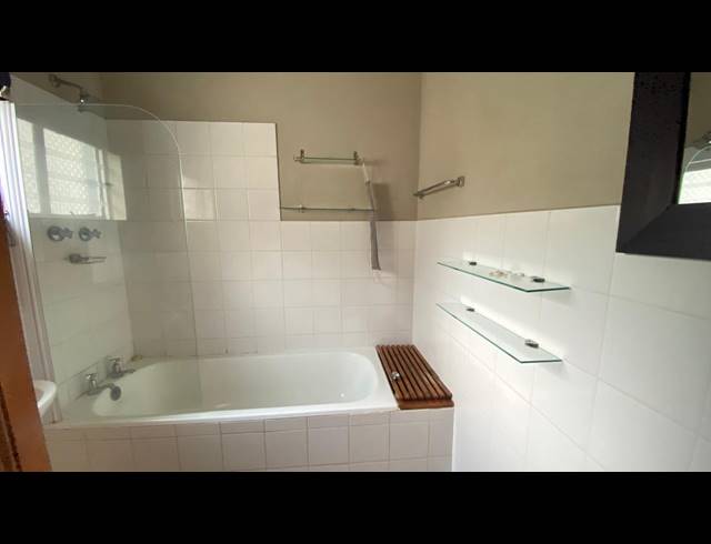 2.5 BEDROOM FLAT TO LET IN ESSENWOOD